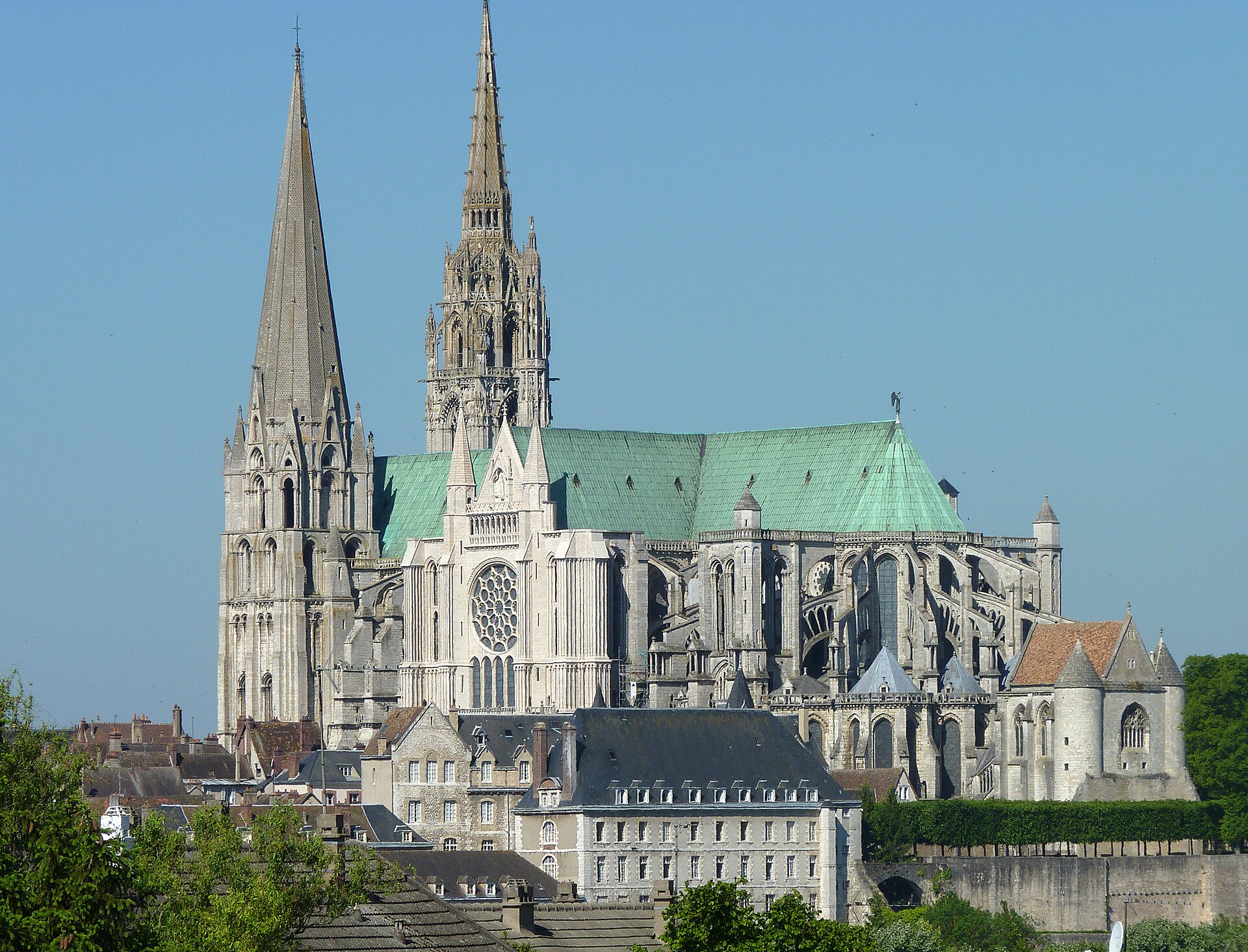 Real reference image of Notre-Dame de Chartres Cathedral